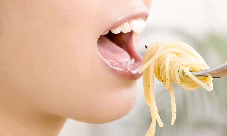 パスタを食べる女性