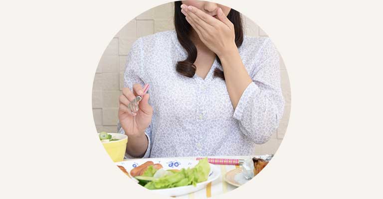 料理を食べる女性