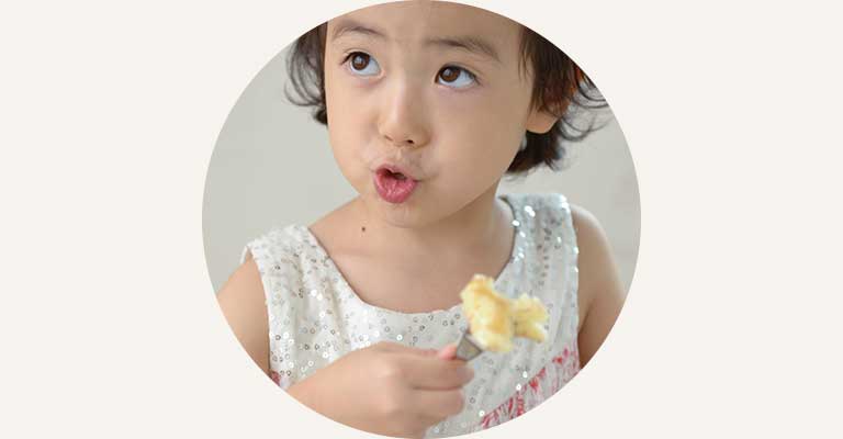 幼児が食べる様子