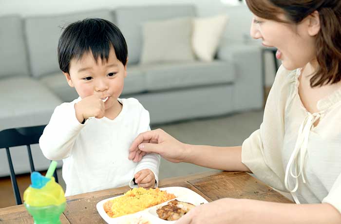 子供が食べるところを母が見守る様子